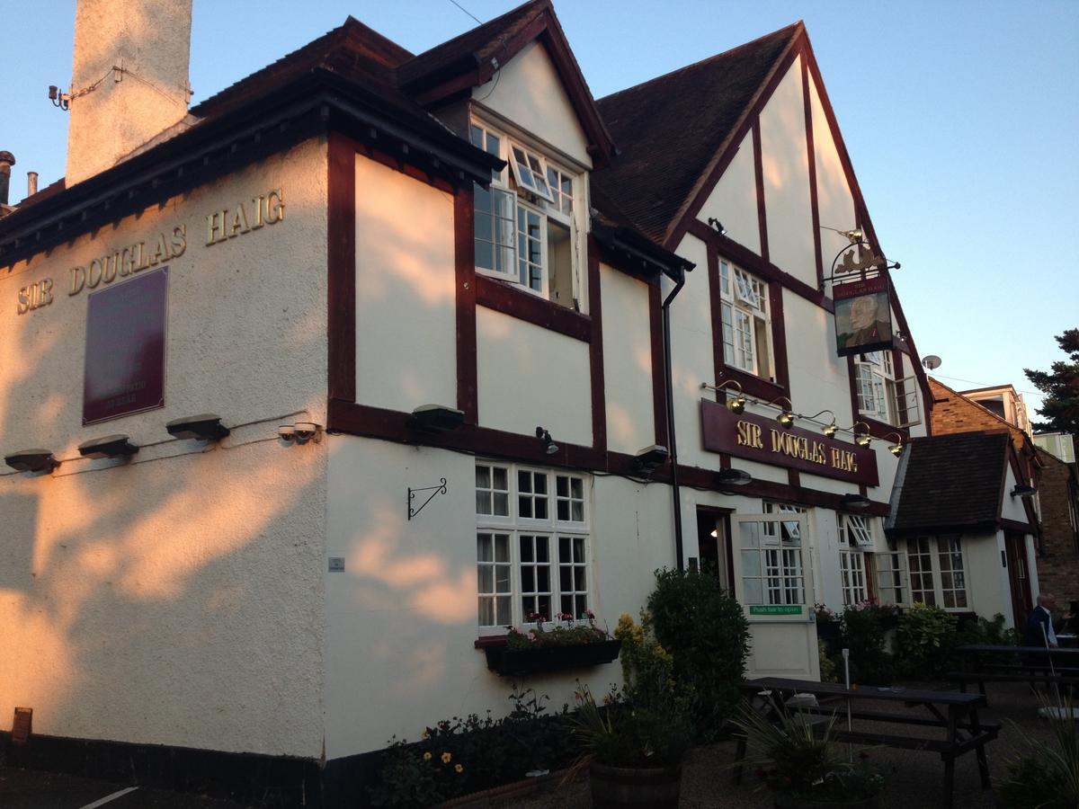 Sir Douglas Haig Inn Effingham エクステリア 写真